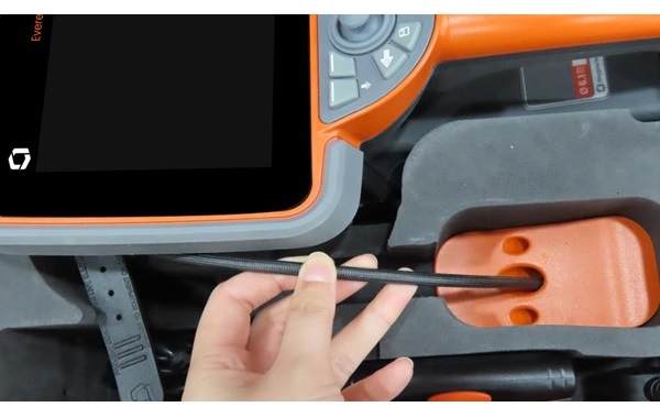 探頭軟管以順直狀態(tài)插入機(jī)箱的內(nèi)置存儲(chǔ)盤 探頭軟管以順直狀態(tài)插入機(jī)箱的內(nèi)置存儲(chǔ)盤